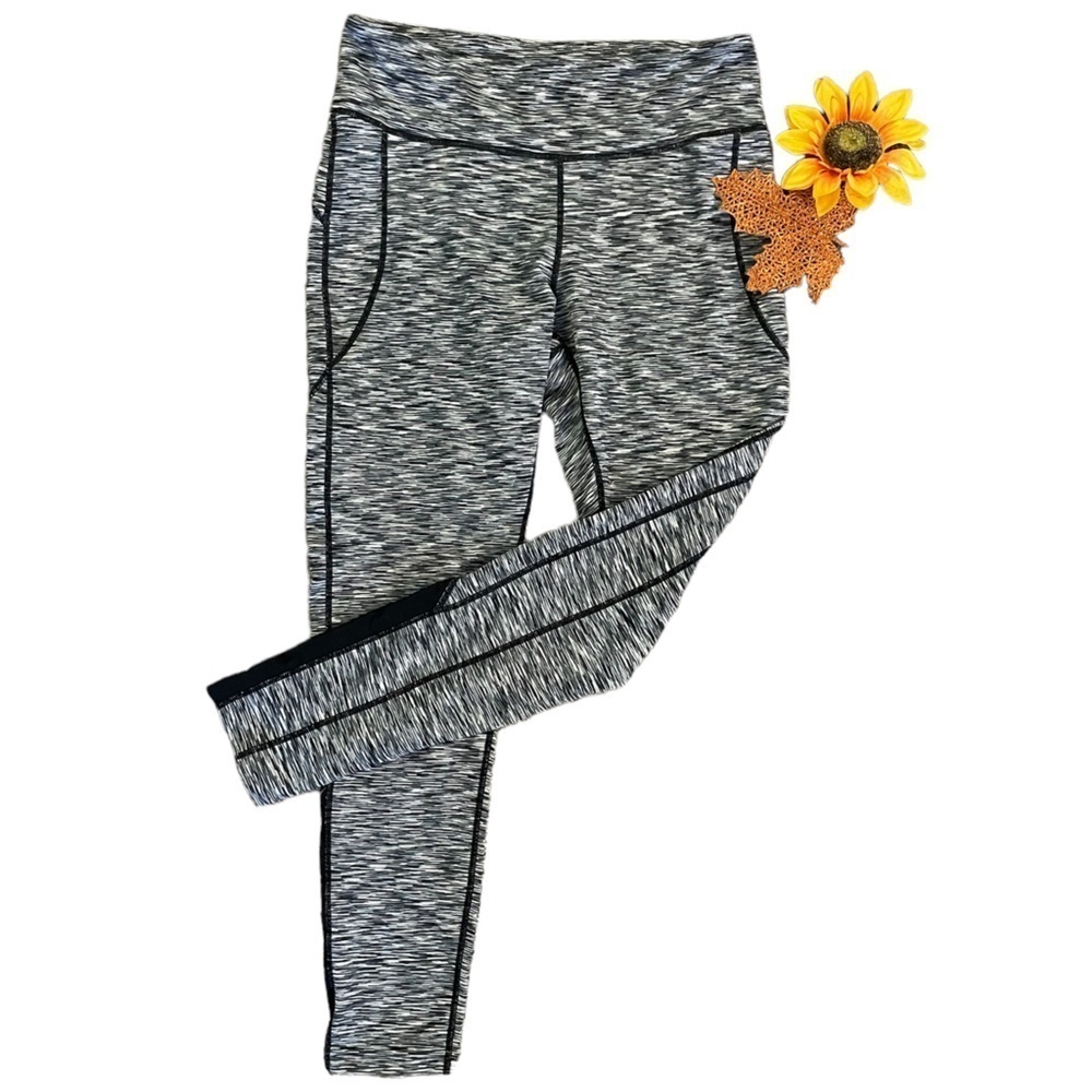Warrior by Danica Patrick | black& gray leggings | capri | media pocket | Lg